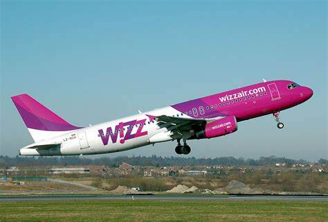 Scandalul de pe Aeroportul Otopeni. Pasagerii unui zbor Wizz Air așteaptă de 4 ore să plece