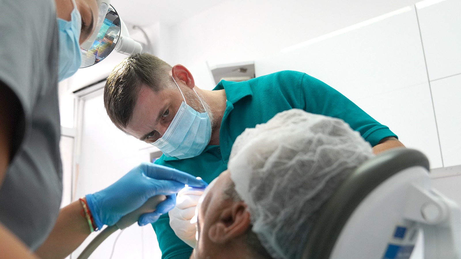 Cât durează tratamentul cu implant dentar? Află tot ce trebuie să știi înainte de procedură! Cât durează tratamentul cu implant dentar? Află tot ce trebuie să știi înainte de procedură!