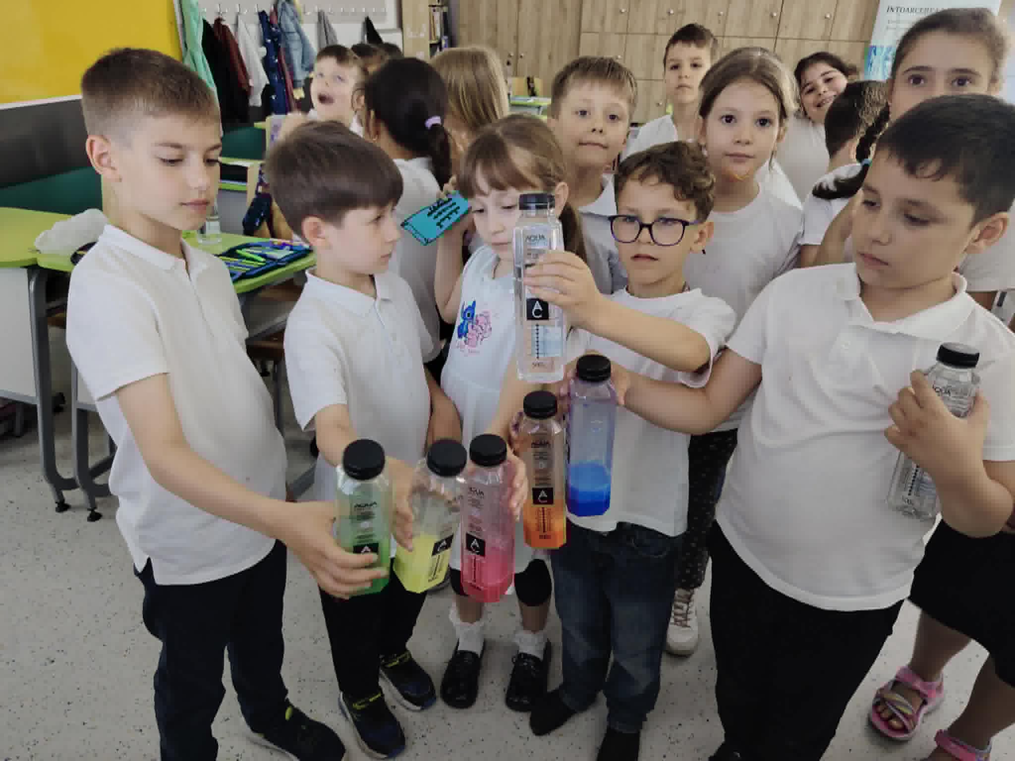 Elevii au curățat simbolic apele planetei de Ziua Mondială a Oceanelor Elevii au curățat simbolic apele planetei de Ziua Mondială a Oceanelor